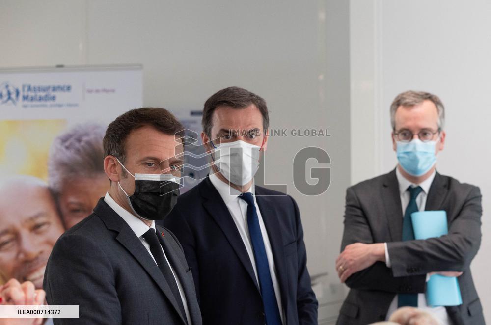 Macron visits a Social security insurance center - Creteil