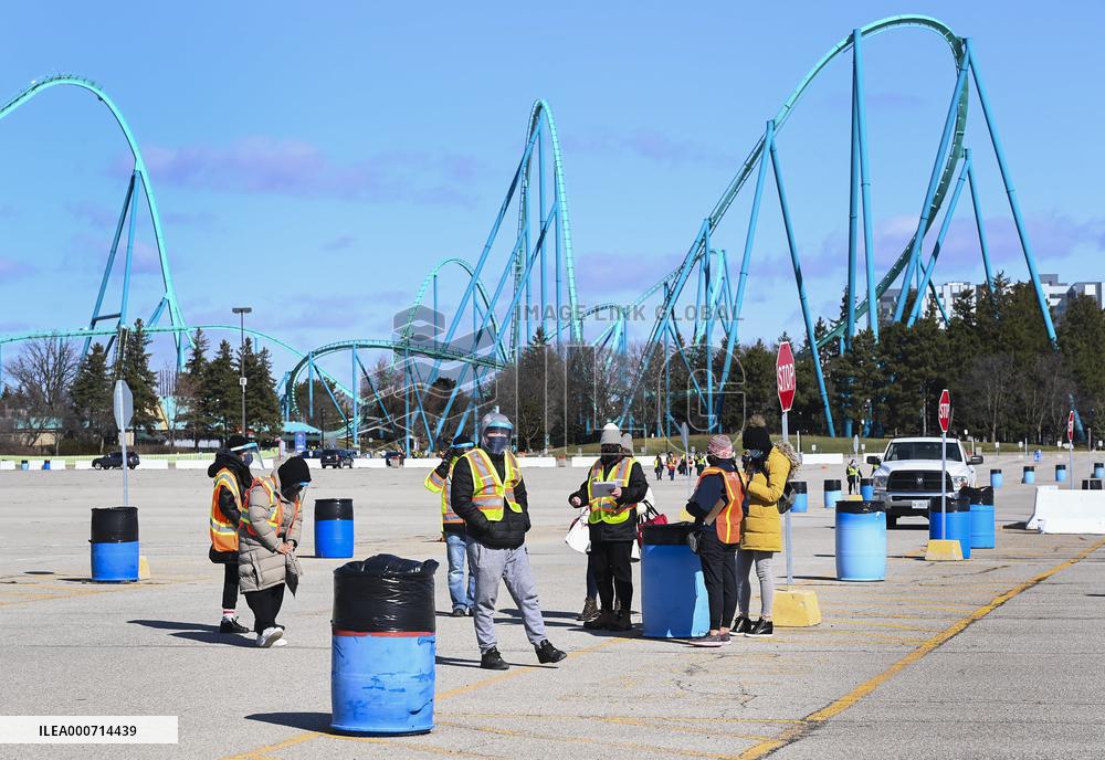 Drive-thru COVID-19 mass vaccination site - Canada