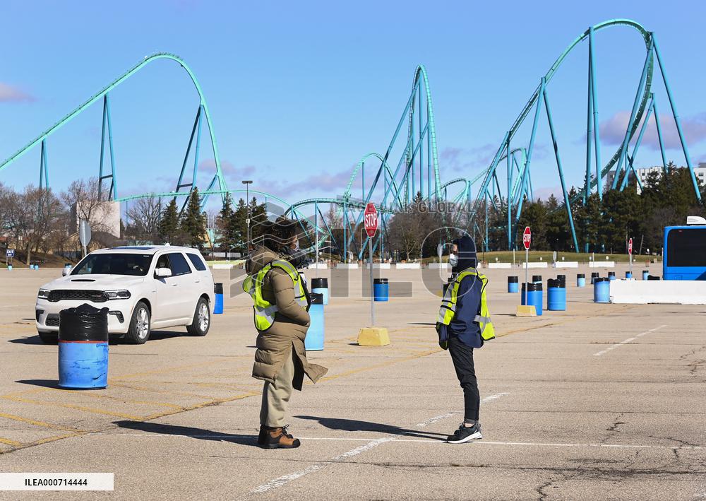 Drive-thru COVID-19 mass vaccination site - Canada