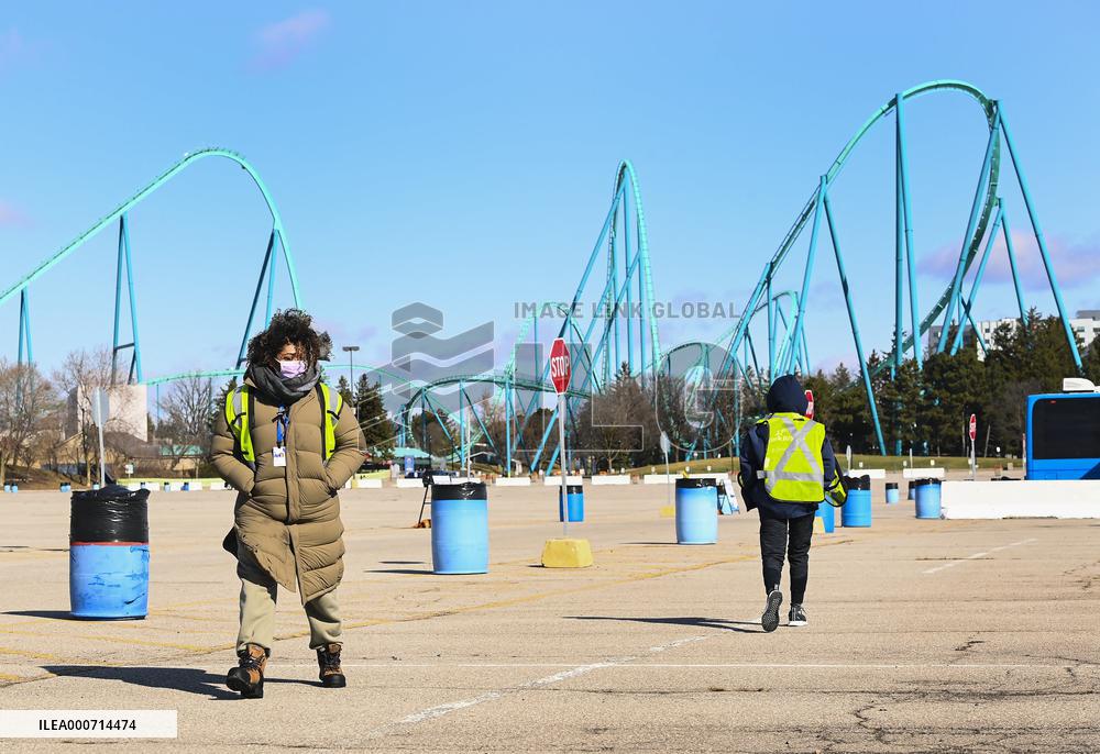 Drive-thru COVID-19 mass vaccination site - Canada