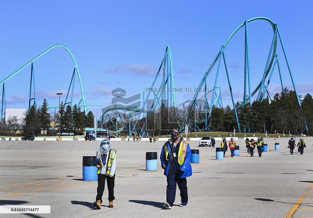 Drive-thru COVID-19 mass vaccination site - Canada