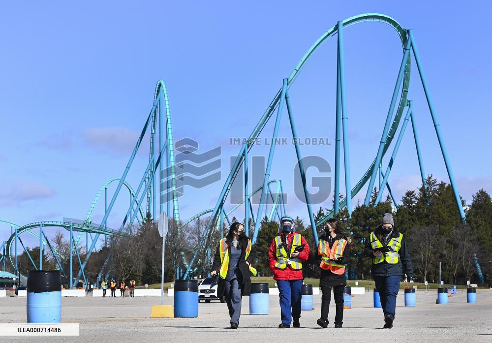 Drive-thru COVID-19 mass vaccination site - Canada