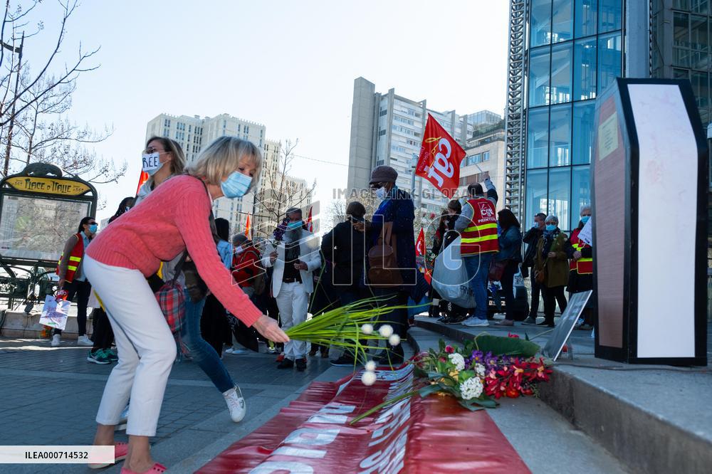 Printemps staff protest in front of Italy 2 - Paris
