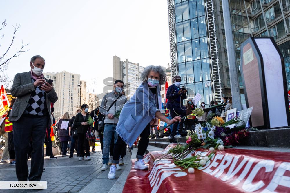 Printemps staff protest in front of Italy 2 - Paris