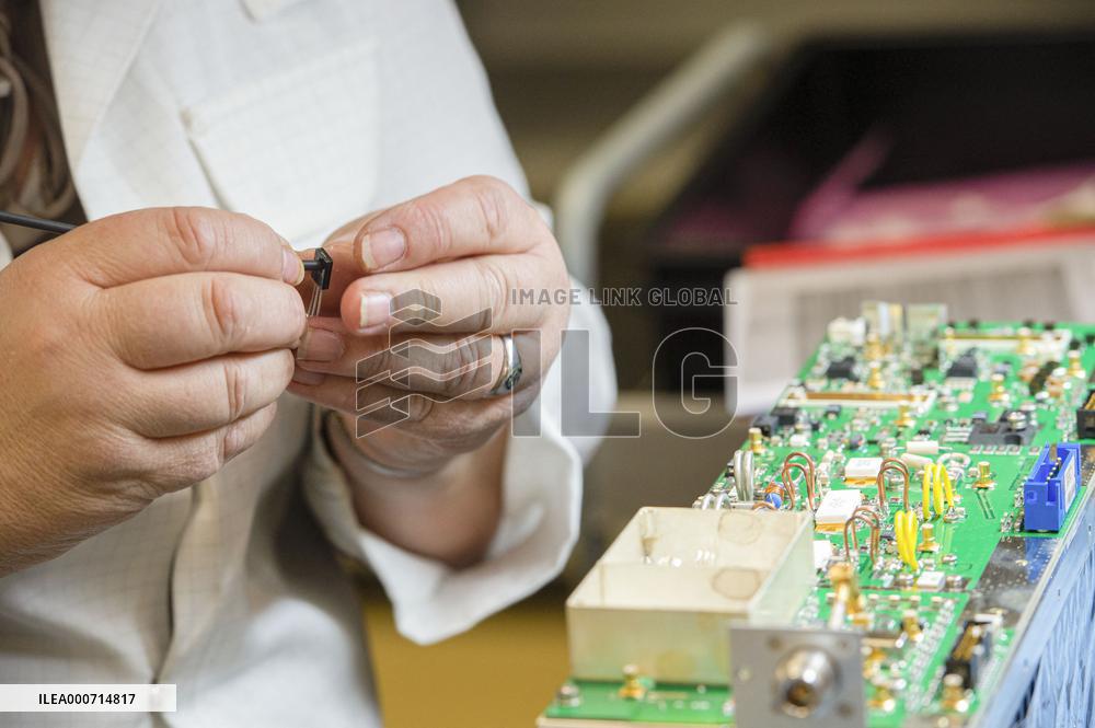 Florence Parly visits the Telerad company - Anglet