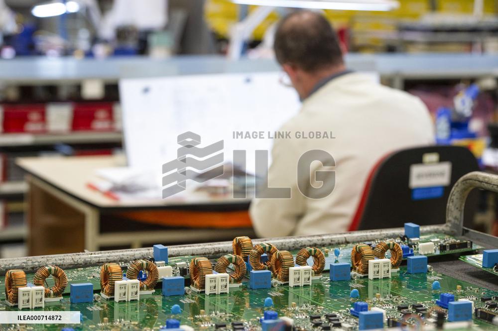 Florence Parly visits the Telerad company - Anglet