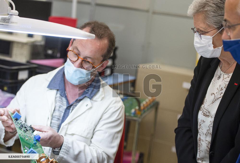 Florence Parly visits the Telerad company - Anglet