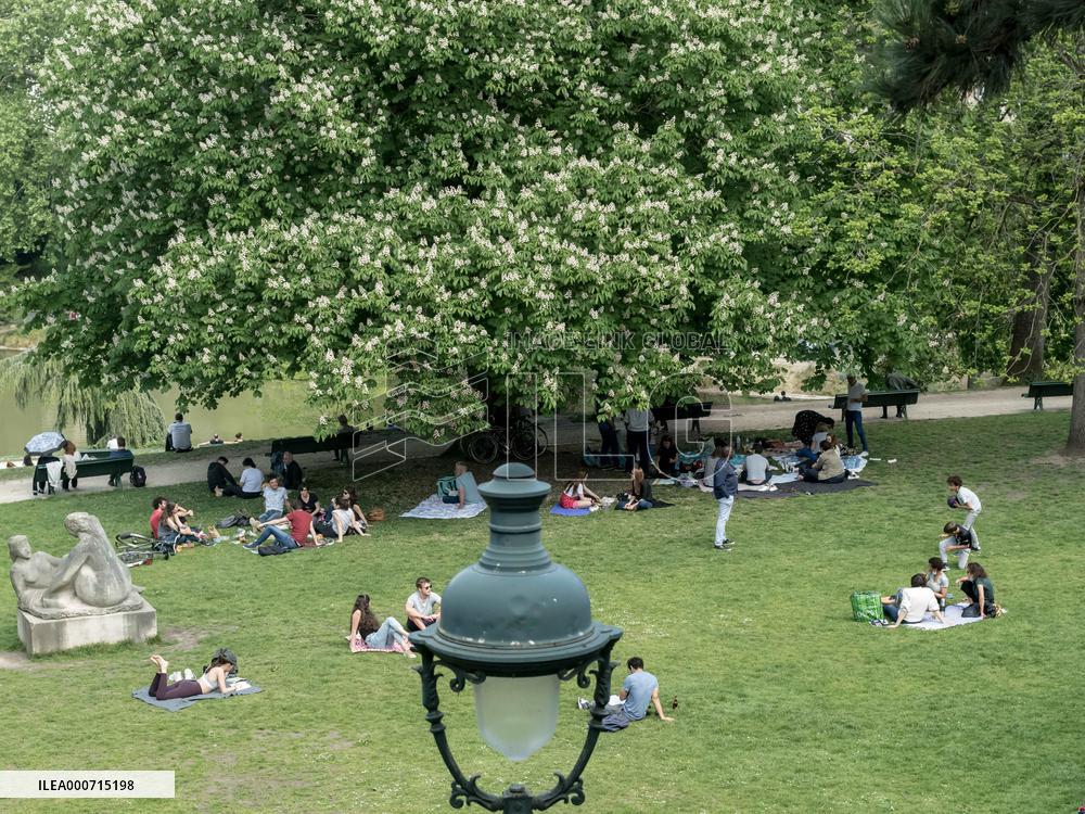 People Enjoy The Sun At Montsouris Park - Paris