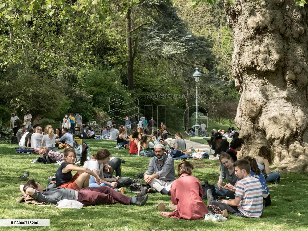 People Enjoy The Sun At Montsouris Park - Paris
