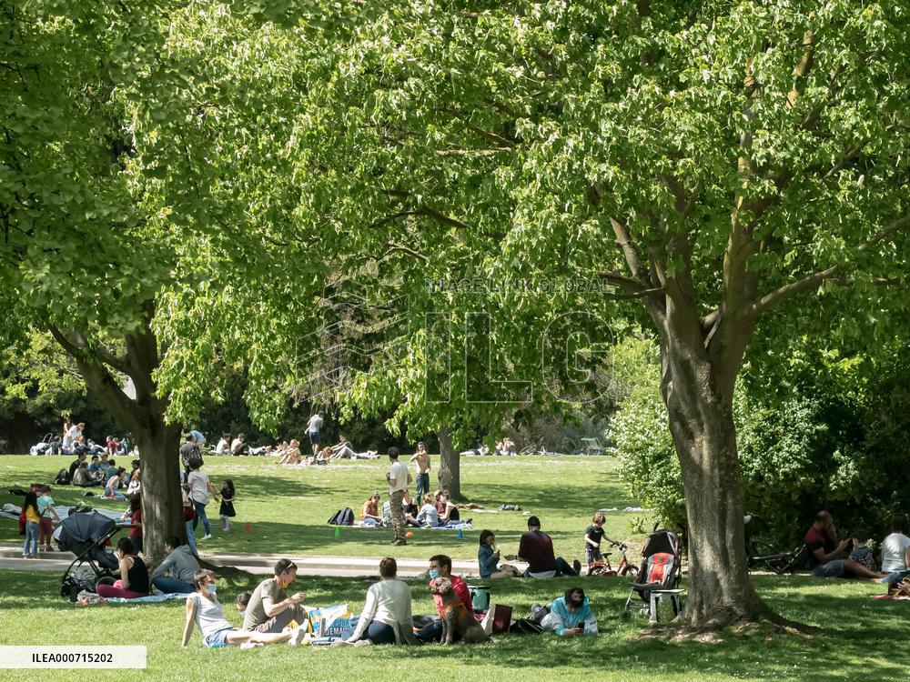 People Enjoy The Sun At Montsouris Park - Paris
