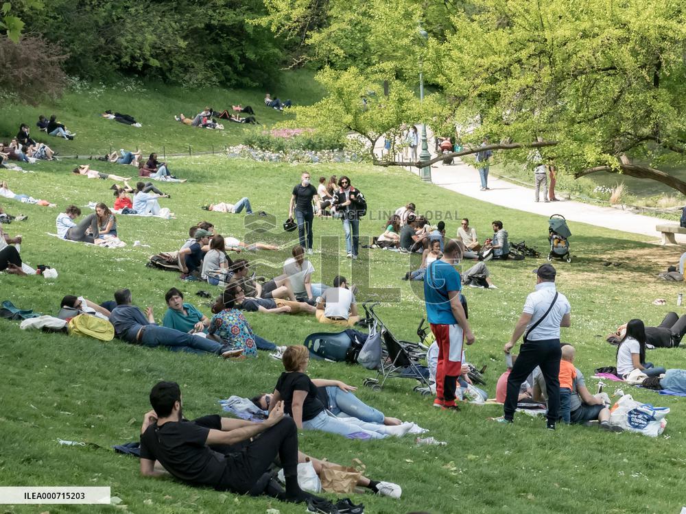 People Enjoy The Sun At Montsouris Park - Paris