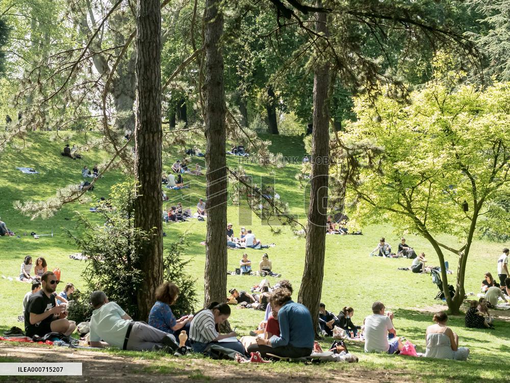 People Enjoy The Sun At Montsouris Park - Paris
