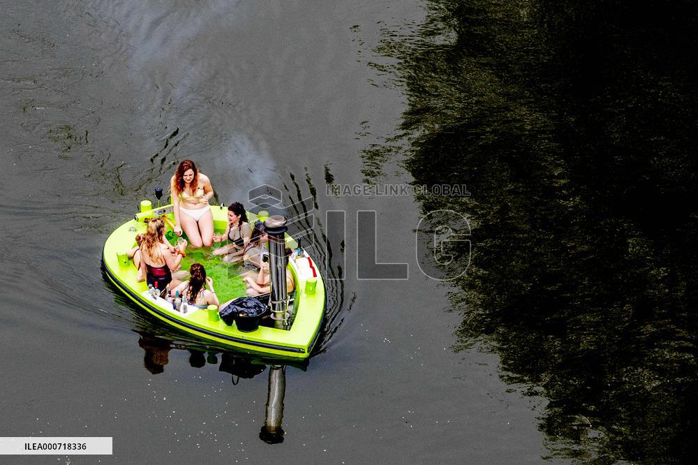 First Wood-Fired Hot Tub Boat - Rotterdam