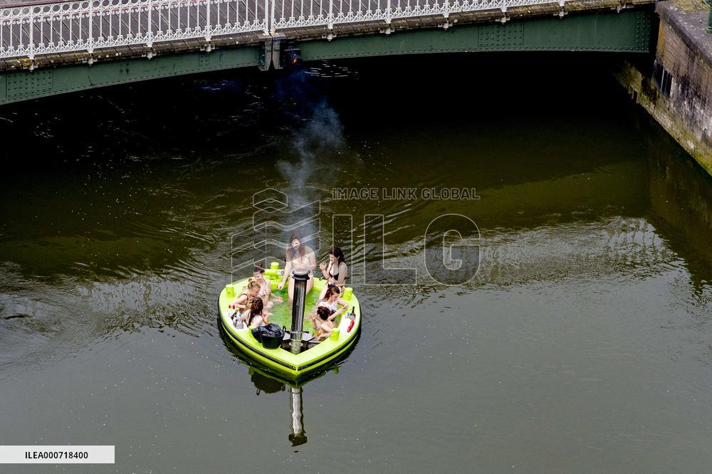 First Wood-Fired Hot Tub Boat - Rotterdam