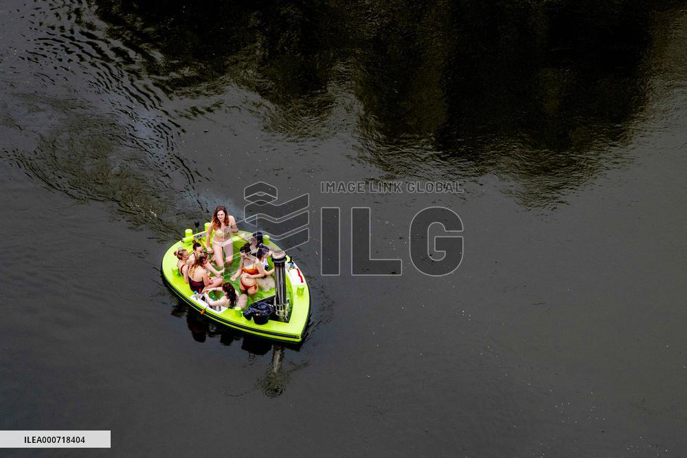 First Wood-Fired Hot Tub Boat - Rotterdam