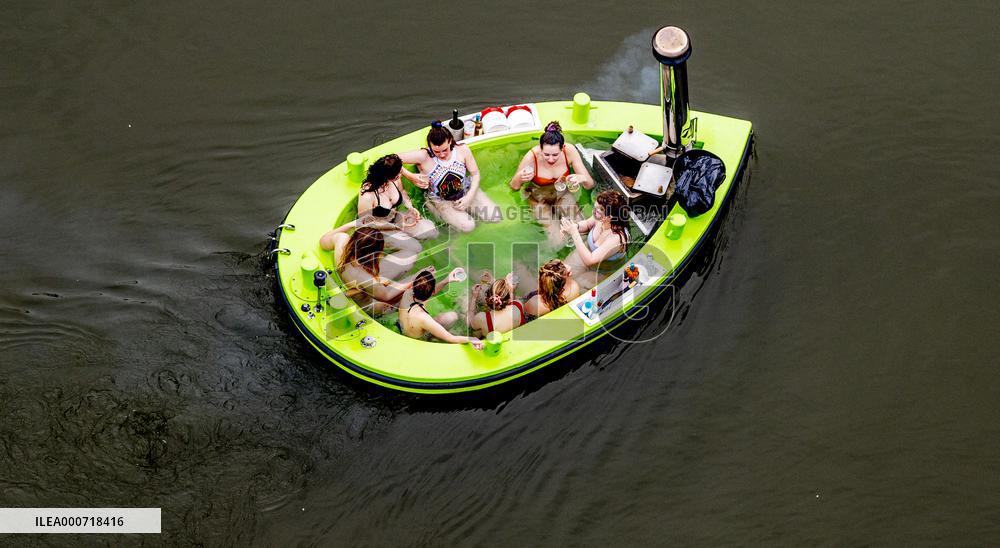 First Wood-Fired Hot Tub Boat - Rotterdam