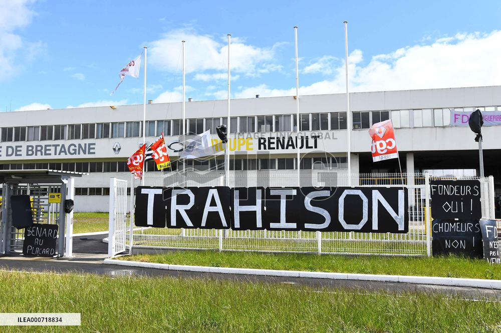 Employees Bock The Fonderie De Bretagne - Caudan