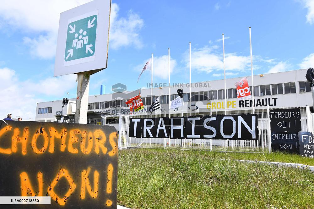 Employees Bock The Fonderie De Bretagne - Caudan