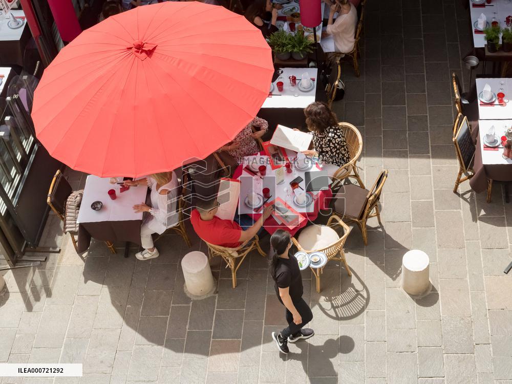 Outdoor Bars And Restaurants Reopen - Antibes