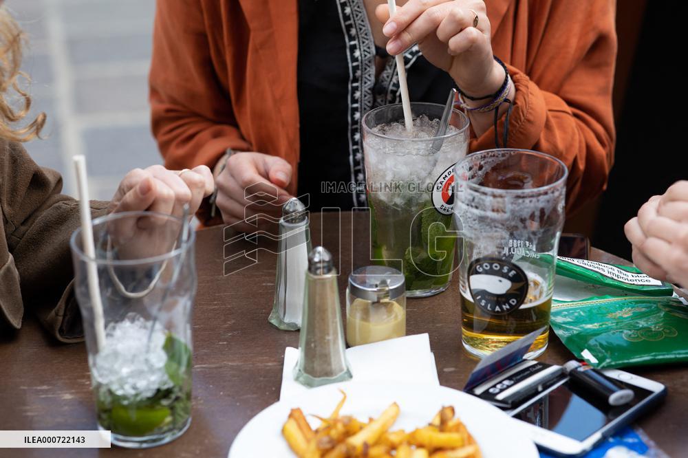 Outdoor Bars And Restaurants Reopen - Paris