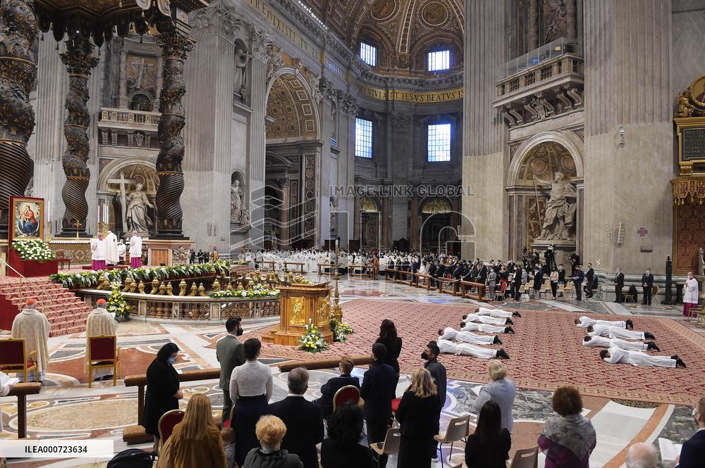 Pope Francis ordains 9 new priests - Vatican