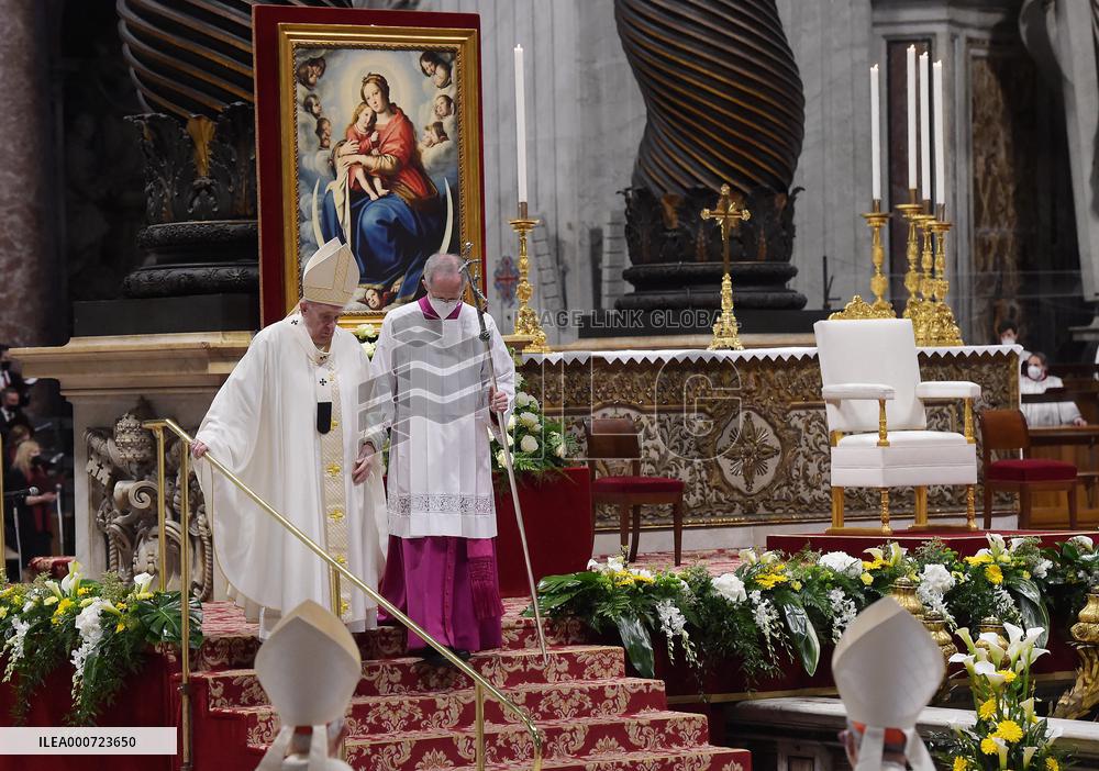 Pope Francis ordains 9 new priests - Vatican