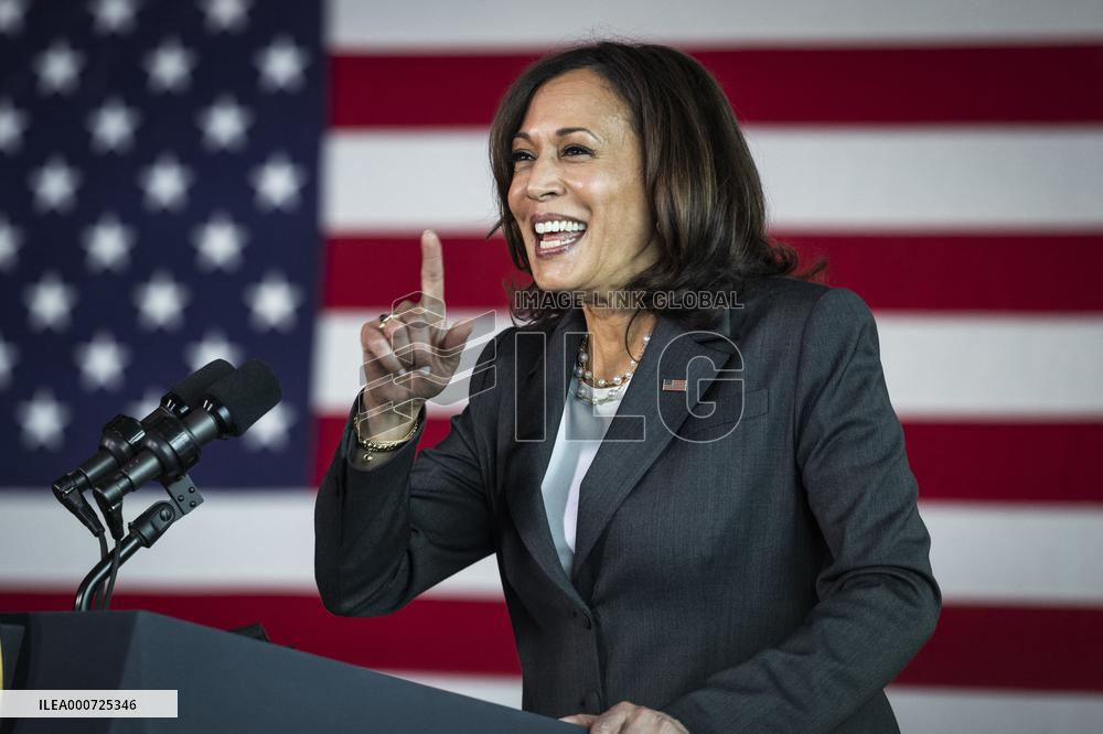 VP Harris visits vaccination site in Baltimore