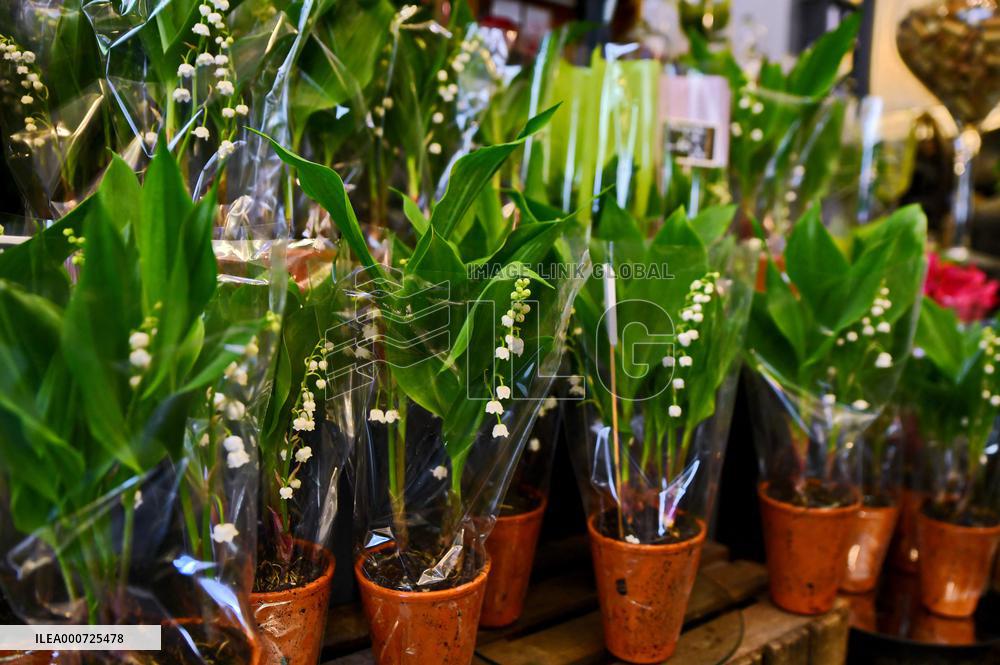 Florists Prepare To Sell Lily Of The Valley - Paris