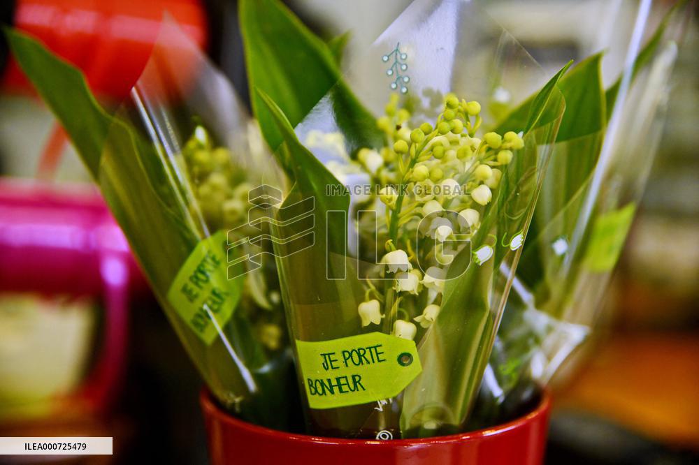 Florists Prepare To Sell Lily Of The Valley - Paris