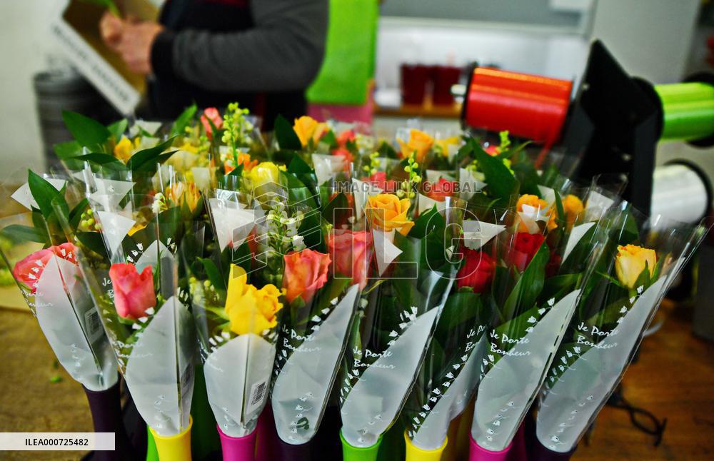 Florists Prepare To Sell Lily Of The Valley - Paris