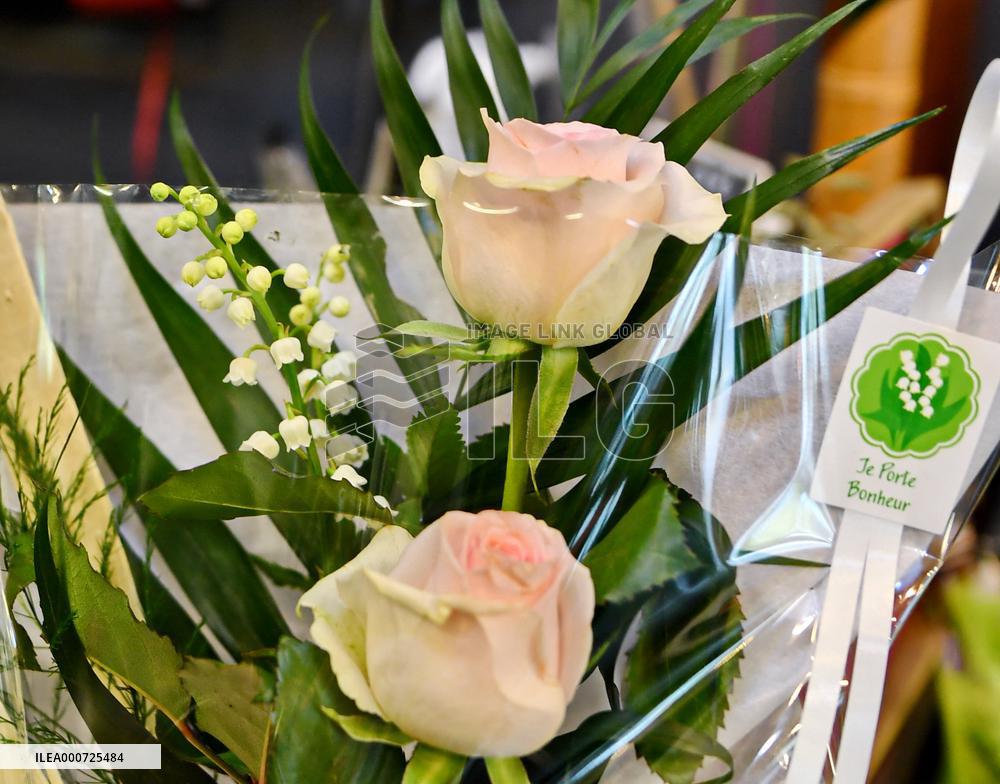 Florists Prepare To Sell Lily Of The Valley - Paris
