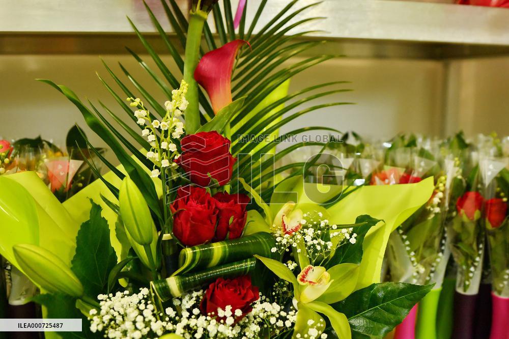 Florists Prepare To Sell Lily Of The Valley - Paris