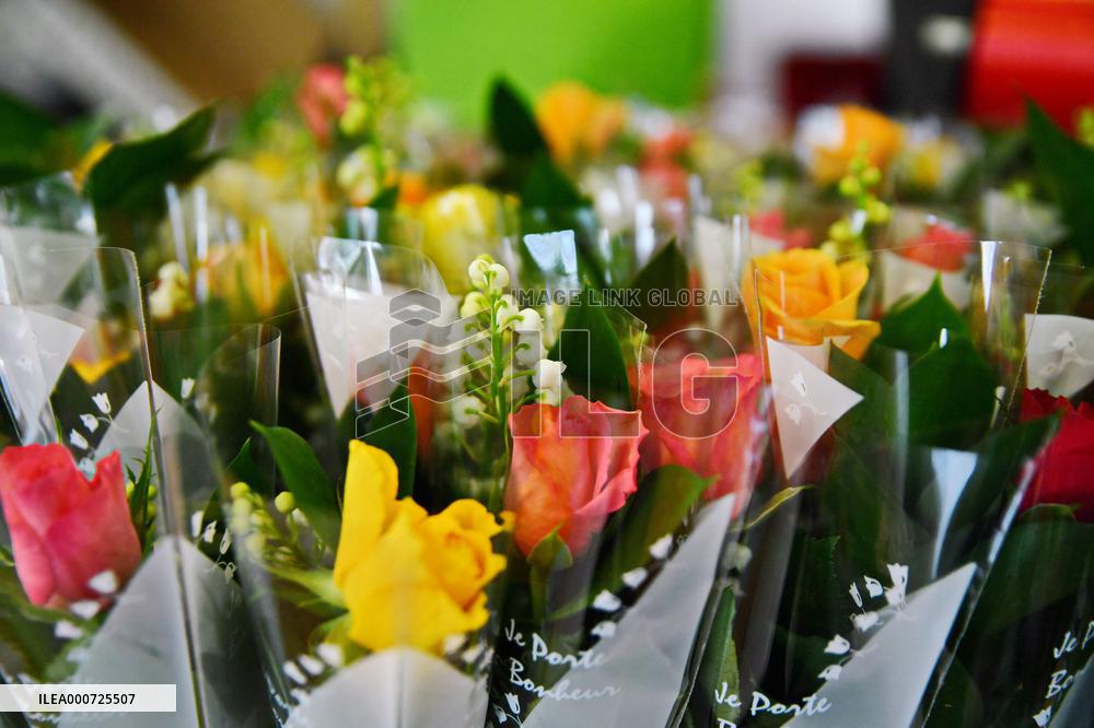 Florists Prepare To Sell Lily Of The Valley - Paris