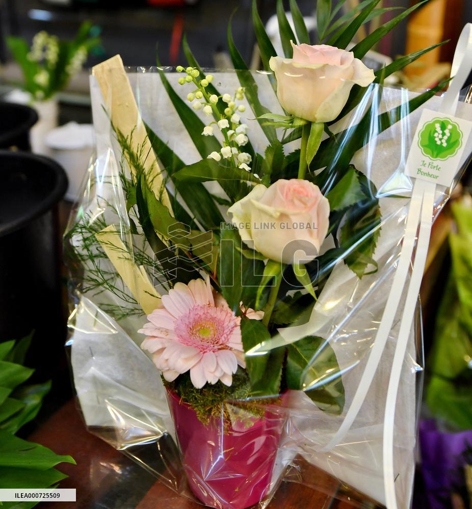 Florists Prepare To Sell Lily Of The Valley - Paris