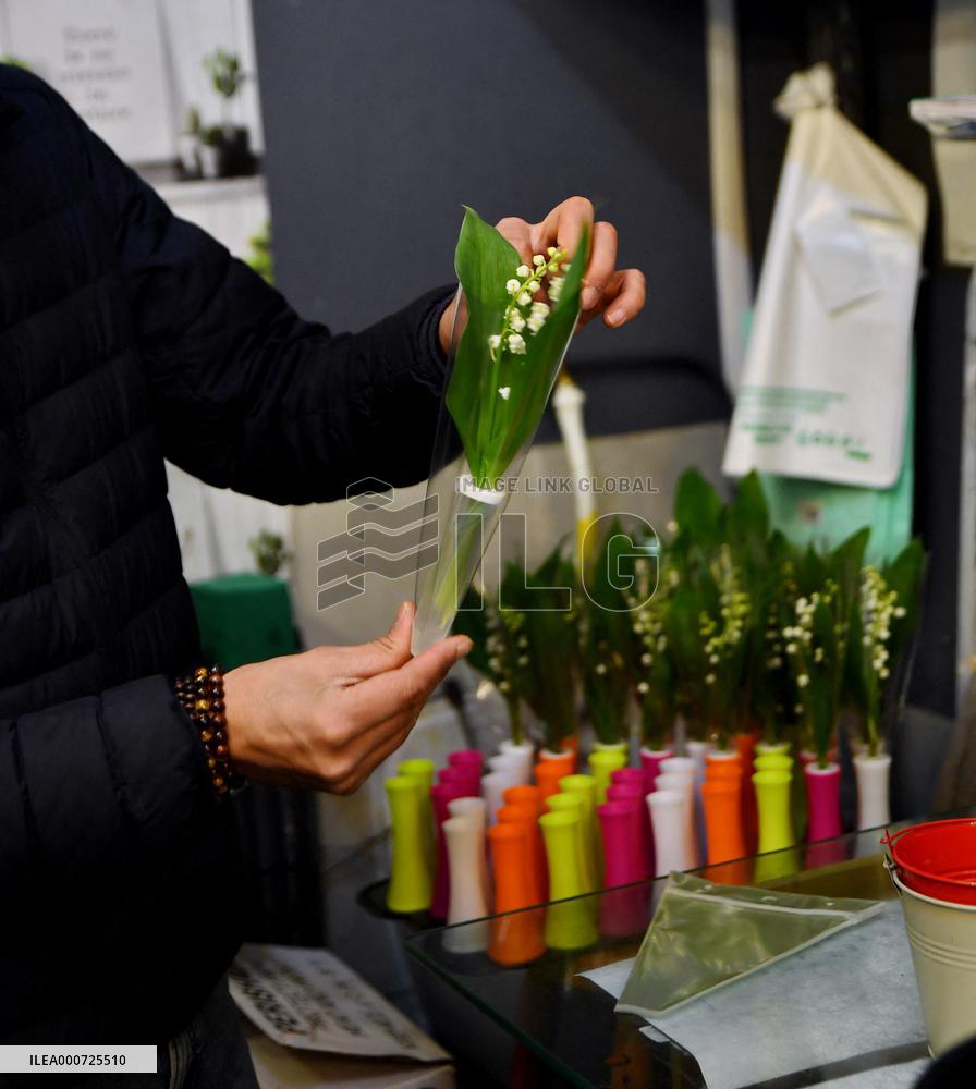 Florists Prepare To Sell Lily Of The Valley - Paris