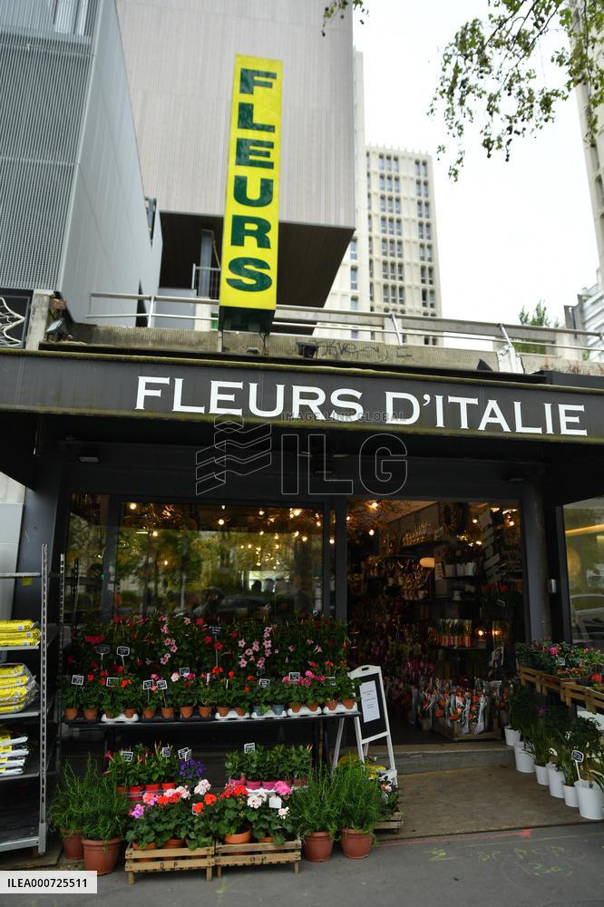 Florists Prepare To Sell Lily Of The Valley - Paris