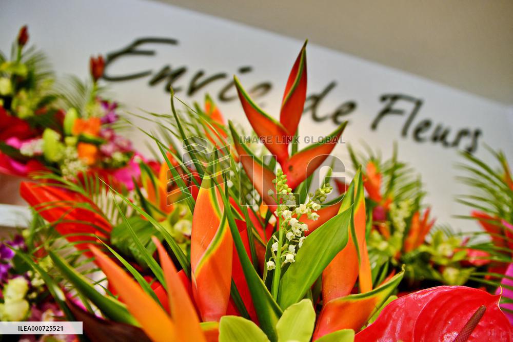 Florists Prepare To Sell Lily Of The Valley - Paris