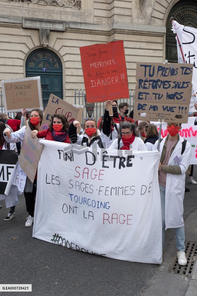 Demonstration Of Midwives - Paris