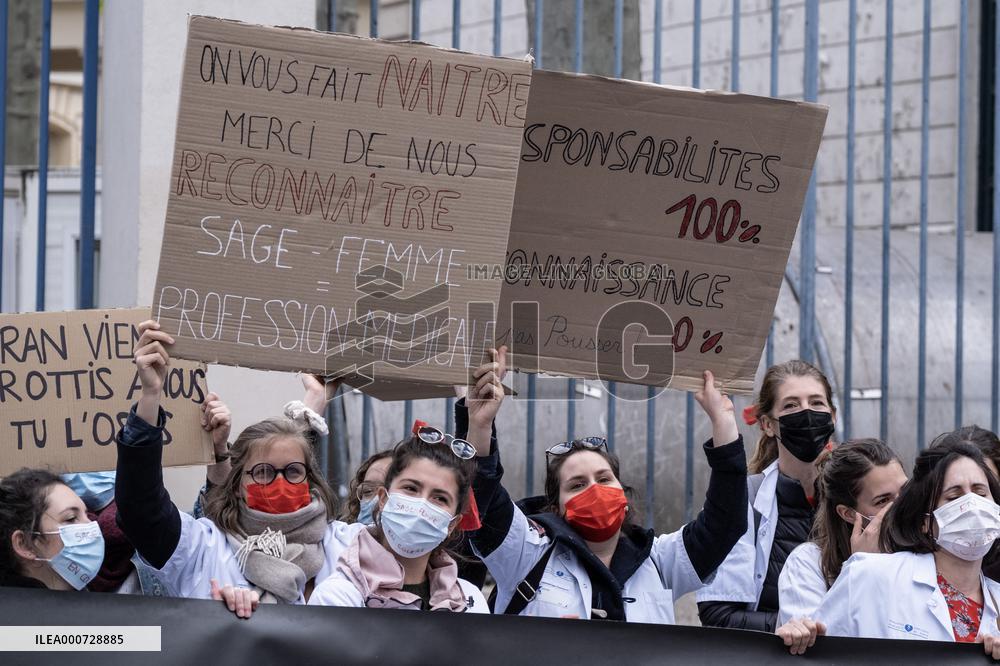 Demonstration Of Midwives - Paris