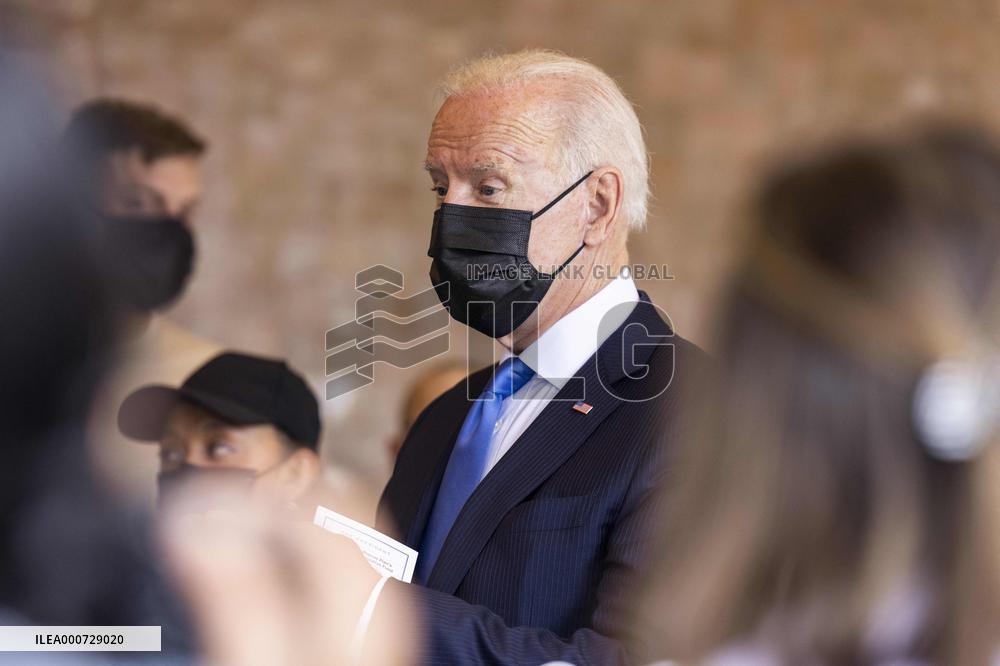 Biden visits restaurant in Washington, DC
