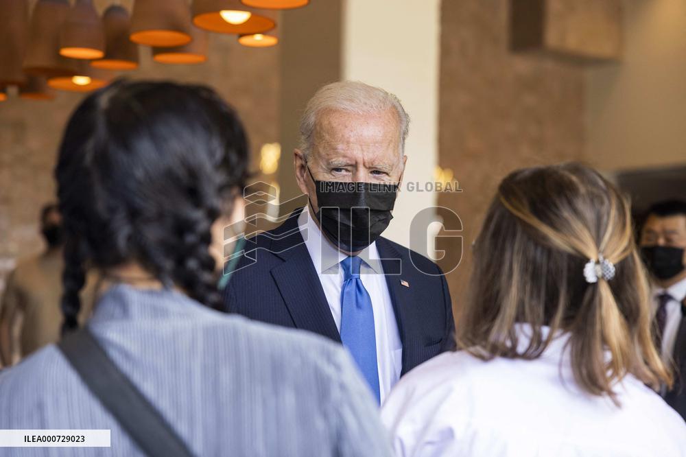 Biden visits restaurant in Washington, DC