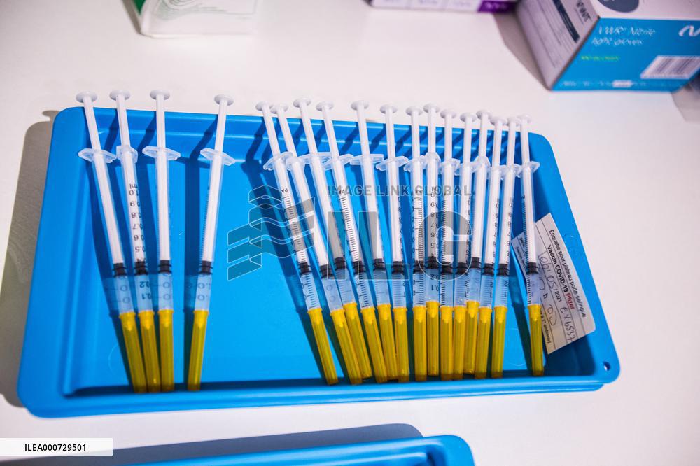 Covid19 Vaccinodrome Within The Exhibition Center At Porte De Versailles - Paris