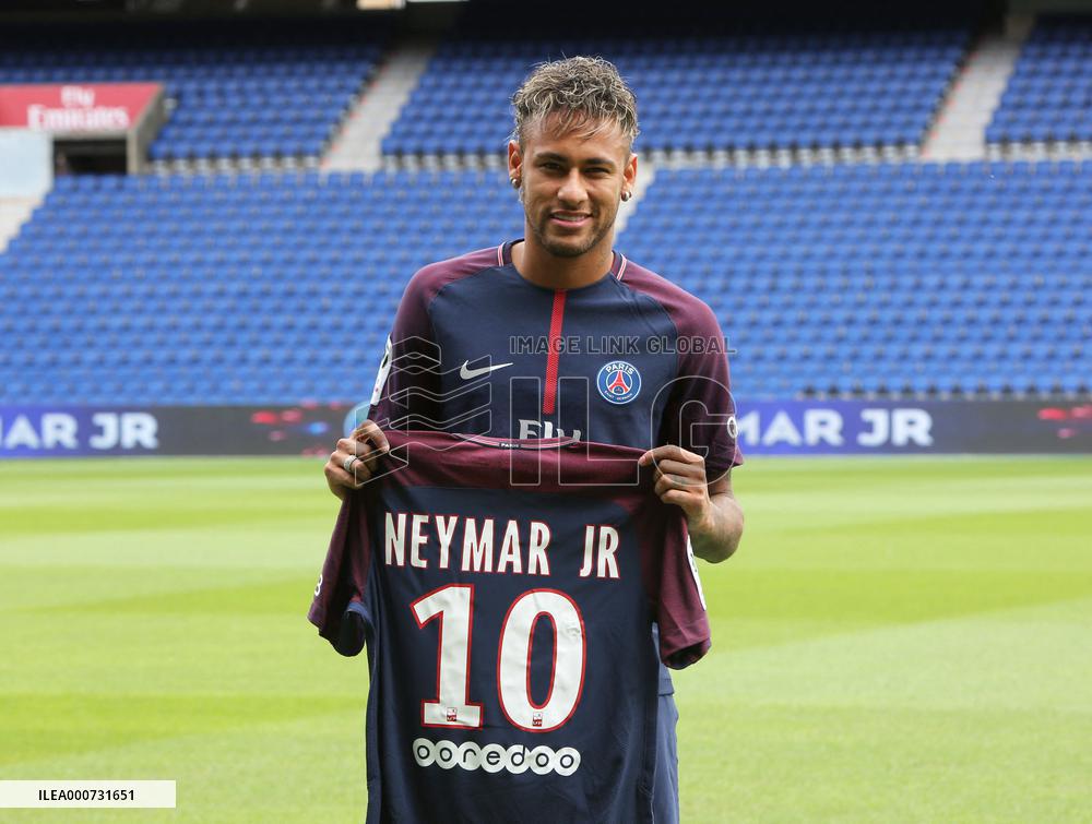 Neymar Extends His Contract With PSG