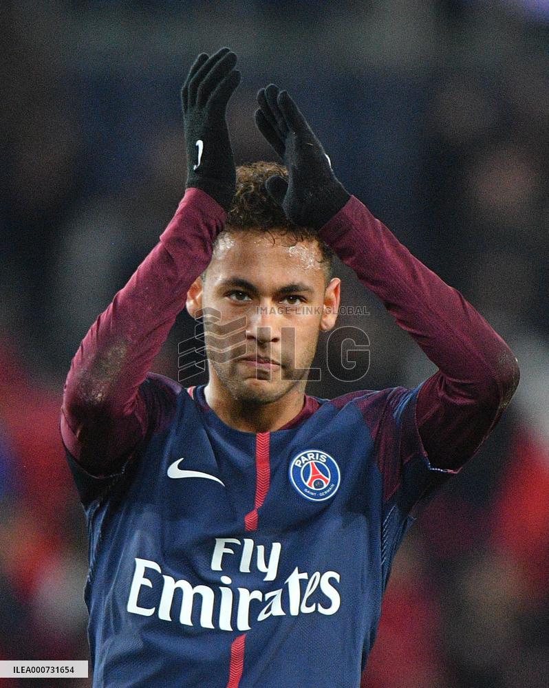 Neymar Extends His Contract With PSG