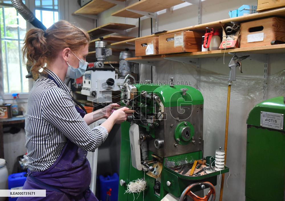 Manufacture Of Tropezian Sandals - Saint-Tropez