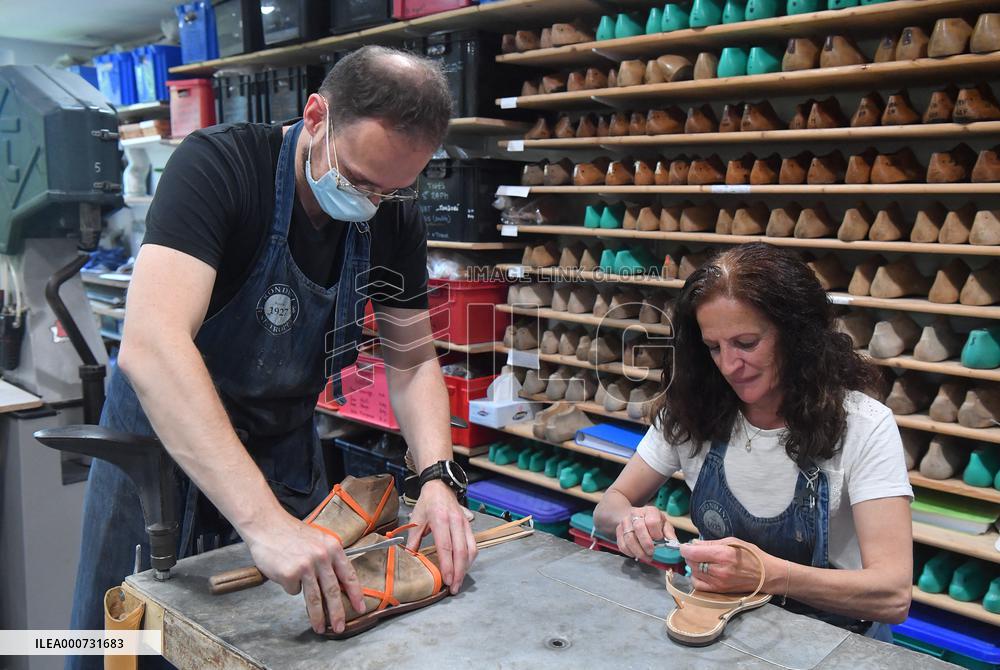 Manufacture Of Tropezian Sandals - Saint-Tropez