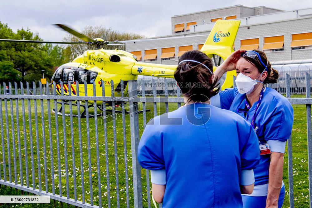Helicopters pick up corona patients at Albert Schweitzer hospital
