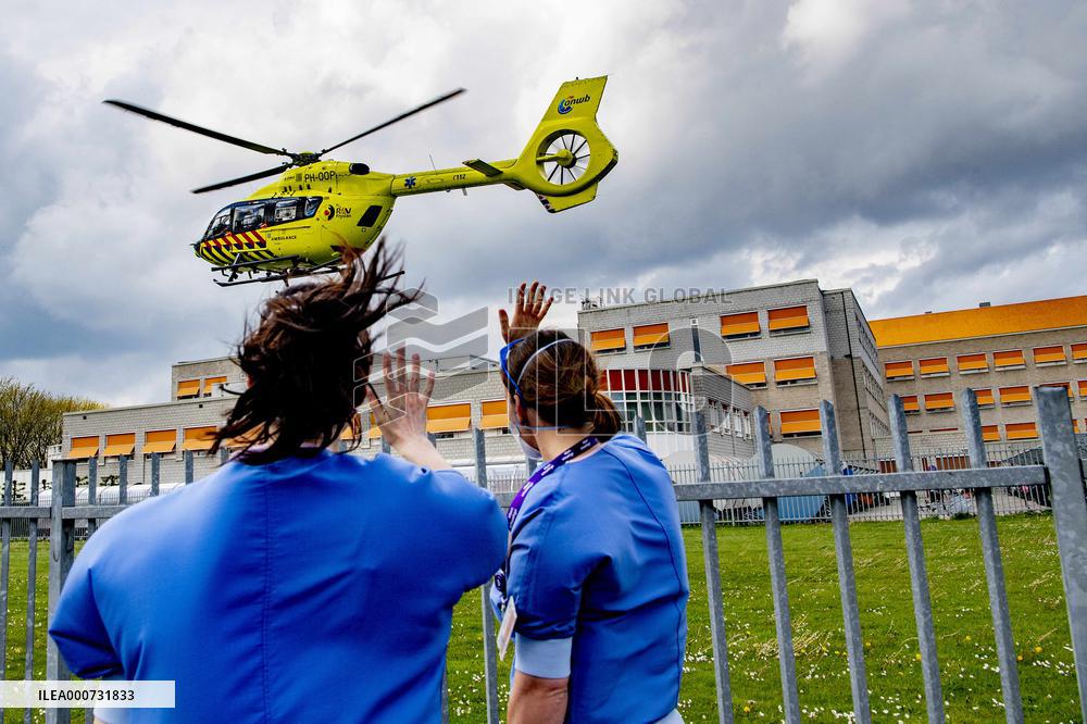 Helicopters pick up corona patients at Albert Schweitzer hospital