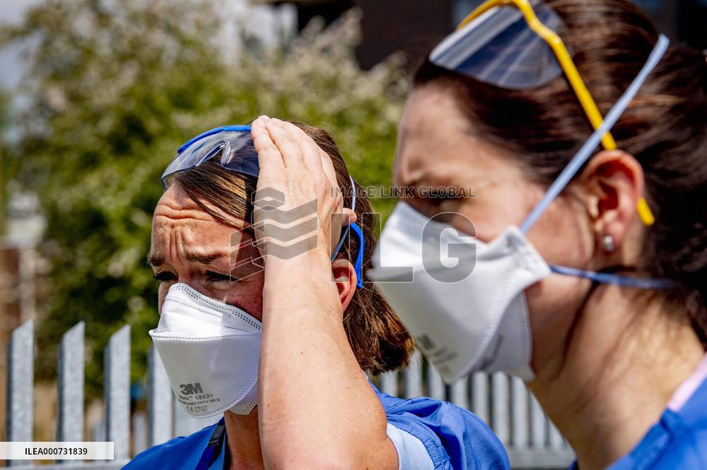 Helicopters pick up corona patients at Albert Schweitzer hospital