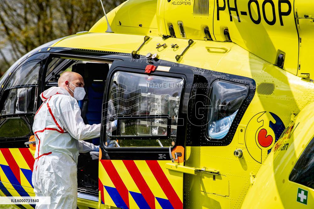 Helicopters pick up corona patients at Albert Schweitzer hospital